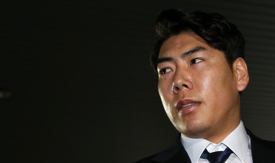 굳은 표정으로 법정 향하는 강정호      (서울=연합뉴스) 양지웅 기자 = 음주뺑소니 사고를 낸 혐의로 기소된 미국 프로야구 강정호(29·피츠버그 파이리츠) 선수가 22일 오후 서울 서초구 서울중앙지법에서 열린 첫 공판 기일에 출석하고 있다. 2017.2.22      yangdoo@yna.co.kr   (끝)